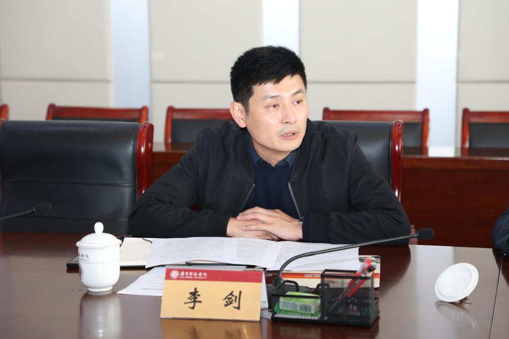 在交流研讨环节,生命科学学院曹子谊教授,经济与管理学院副院长李剑副